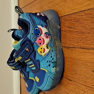 Toddler sneakers size 6